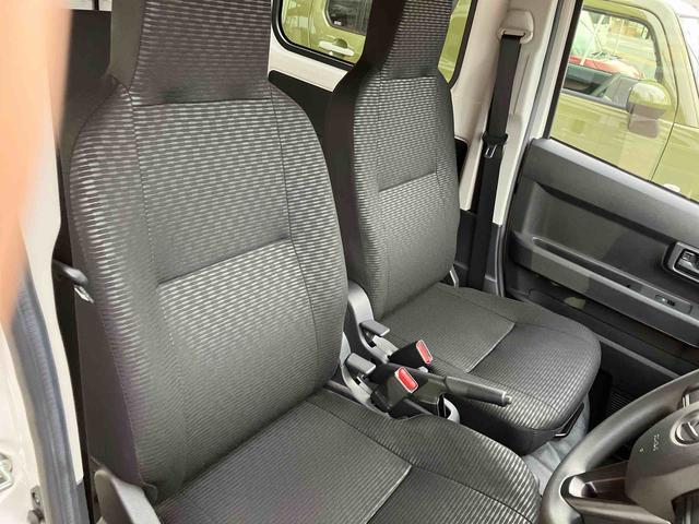 ハイゼットカーゴ ＤＸ　衝突被害軽減ブレーキ　コーナーセンサー　オートライト　プライバシーガラス　フロントパワーウィンドウ　オーバーヘッドシェルフ　スピーカー一体型ＡＭ・ＦＭラジオ　キーレスエントリー　アイドリングストップ（11枚目）