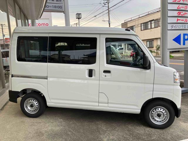 ハイゼットカーゴ ＤＸ　衝突被害軽減ブレーキ　コーナーセンサー　オートライト　プライバシーガラス　フロントパワーウィンドウ　オーバーヘッドシェルフ　スピーカー一体型ＡＭ・ＦＭラジオ　キーレスエントリー　アイドリングストップ（16枚目）