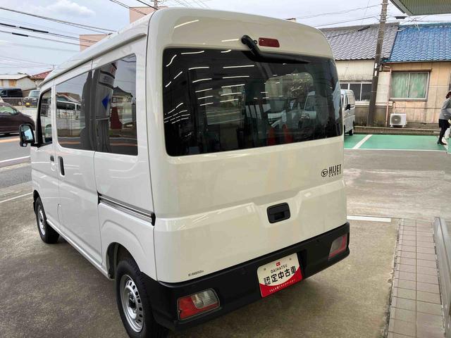 ハイゼットカーゴ ＤＸ　衝突被害軽減ブレーキ　コーナーセンサー　オートライト　プライバシーガラス　フロントパワーウィンドウ　オーバーヘッドシェルフ　スピーカー一体型ＡＭ・ＦＭラジオ　キーレスエントリー　アイドリングストップ（17枚目）