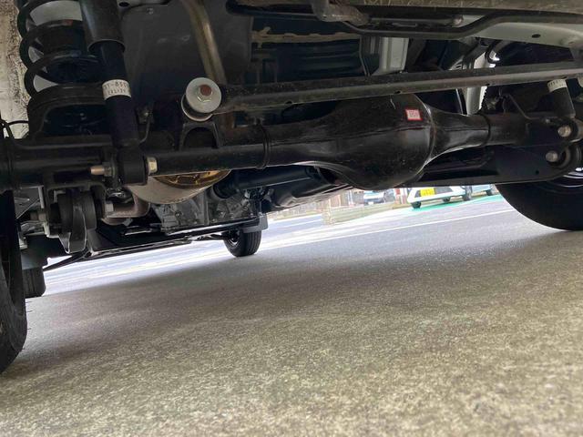 ハイゼットカーゴ ＤＸ　衝突被害軽減ブレーキ　コーナーセンサー　オートライト　プライバシーガラス　フロントパワーウィンドウ　オーバーヘッドシェルフ　スピーカー一体型ＡＭ・ＦＭラジオ　キーレスエントリー　アイドリングストップ（24枚目）