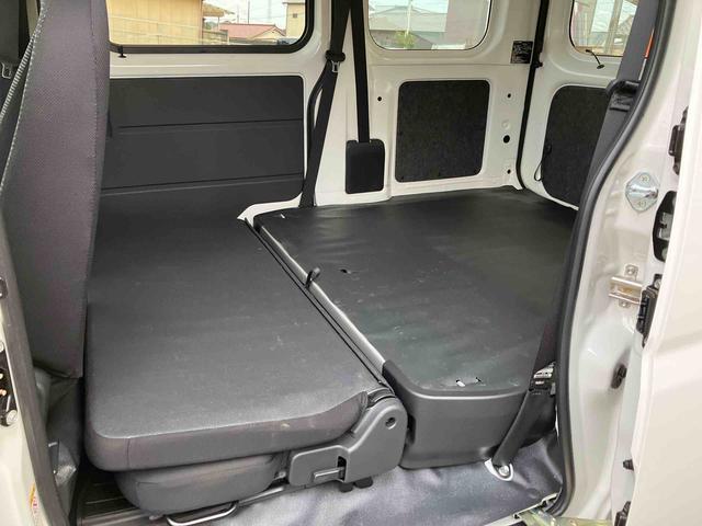 ハイゼットカーゴ ＤＸ　衝突被害軽減ブレーキ　コーナーセンサー　オートライト　プライバシーガラス　フロントパワーウィンドウ　オーバーヘッドシェルフ　スピーカー一体型ＡＭ・ＦＭラジオ　キーレスエントリー　アイドリングストップ（25枚目）