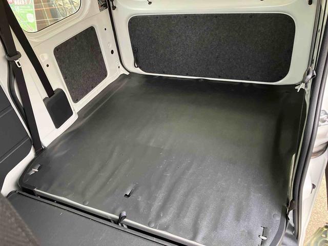 ハイゼットカーゴ ＤＸ　衝突被害軽減ブレーキ　コーナーセンサー　オートライト　プライバシーガラス　フロントパワーウィンドウ　オーバーヘッドシェルフ　スピーカー一体型ＡＭ・ＦＭラジオ　キーレスエントリー　アイドリングストップ（26枚目）