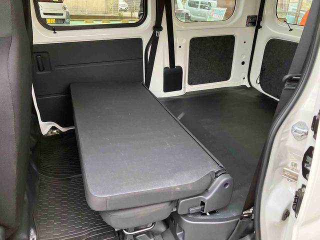ハイゼットカーゴ ＤＸ　衝突被害軽減ブレーキ　コーナーセンサー　オートライト　プライバシーガラス　フロントパワーウィンドウ　オーバーヘッドシェルフ　スピーカー一体型ＡＭ・ＦＭラジオ　キーレスエントリー　アイドリングストップ（27枚目）