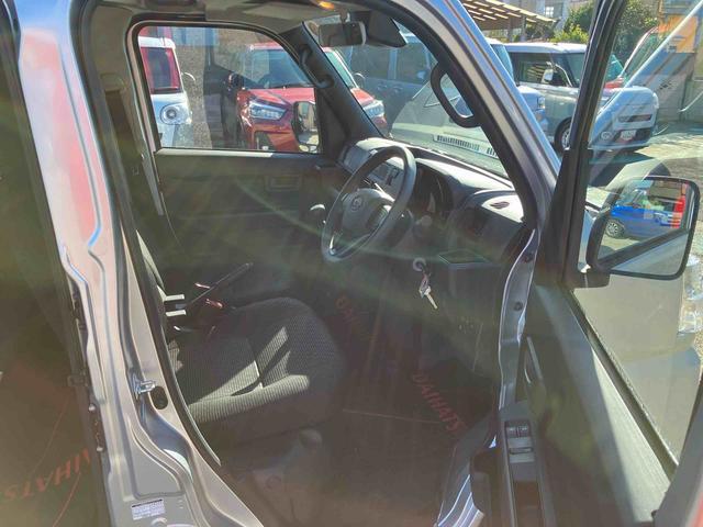 ハイゼットカーゴ DX マニュアル車/衝突回避支援システム/オートハイビーム/横滑り防止装置/コーナーセンサー/スペアタイヤ/AM・FMラジオ/マニュアルエアコン/アイドリングストップ/キーレス/オーバーヘッドシェルフ(3枚目)