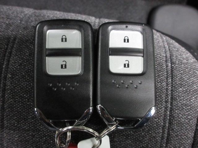 フィット e:HEVホーム 禁煙/元デモカー試乗車/コネクテッド/9インチナビ&全方位カメラ/ブラインドスポットインフォメーション/渋滞追従/フルセグ/Bluetooth/CarPlay/純正スマホ連動ドラレコ クリソナ 1オナ(8枚目)