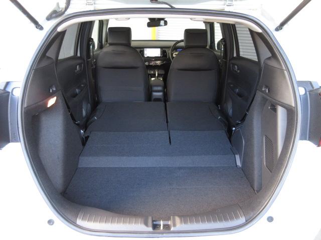 フィット ｅ：ＨＥＶホーム　禁煙車　前後誤発進抑制機能　クリソナ　助手席エアバッグ　運転席エアバッグ　１オナ　アイドリングストップ　ＬＥＤライト　ＵＳＢ接続　バックカメラ　ＡＢＳ　サイドエアバッグ　オートクルーズコントロール（24枚目）