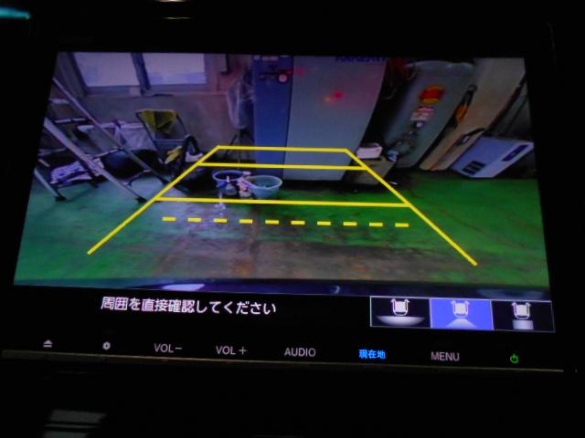 シャトル ハイブリッドＸホンダセンシング　禁煙車　フロアマット　ドアバイザー　ラバーマット　９インチナビ　ドラレコ　横滑抑制　リヤカメラ　スマ－トキ－　イモビ　ＴＶナビ　サイドエアバッグ　シートヒーター付き　キーレス　ＵＳＢ　ＤＶＤ再生機能（3枚目）