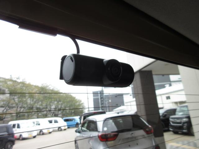 N-BOX ファッションスタイル 禁煙車 ファッションスタイル 8インチナビ ETC フロアカーペット 両側スライドドア スマートキ LEDランプ バックモニター サイドカーテンエアバック クルコン VSA エアバッグ キーフリー(6枚目)