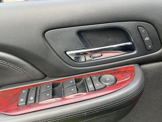 キャデラックエスカレード ＥＳＶ　０７年モデル　４ＷＤ　カロッツェリアナビ　フルセグテレビ　サンルーフ　パワーバックドア　黒レザーシート　パワーシート　２６インチアルミホイール　サイドだしマフラー　社外テールランプ　ＨＩＤヘッドライト（45枚目）