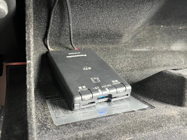 キャデラックエスカレード ＥＳＶ　０７年モデル　４ＷＤ　カロッツェリアナビ　フルセグテレビ　サンルーフ　パワーバックドア　黒レザーシート　パワーシート　２６インチアルミホイール　サイドだしマフラー　社外テールランプ　ＨＩＤヘッドライト（48枚目）