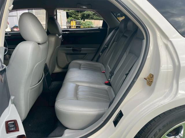 クライスラー・３００Ｃツーリング ３．５　２００６年モデル　右Ｈ　カロッツェリアナビ　フルセグテレビ　ＢＴオーディオ　バックモニター　デジタルミラー　レザーシート　メモリー付パワーシート　シートヒーター　ステアリングスイッチ　リモコンキー（30枚目）