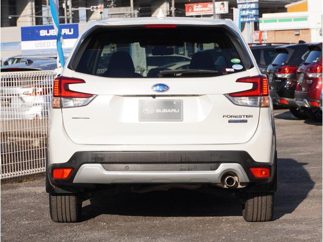 ●１年間走行距離無制限の「ＳＵＢＡＲＵ安心保証」が付きます。万が一の時は、全国のディーラーで保証修理が受けられます。更に、プラス３年の最長４年までの有料延長保証がございます。