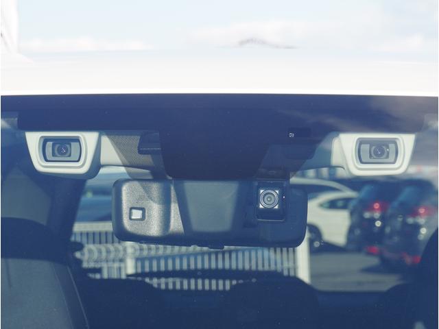 スバルが誇る先進安全機能、アイサイトはｖｅｒ．３を装備。走行中や後退時の衝突回避支援はもちろん、ふみ間違えによる飛び出しの抑制、高速道路での運転操作のアシストなど多彩な機能で安全運転を支援します。