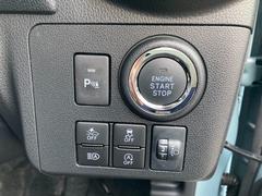 キーフリーシステムなので、エンジンスタートはブレーキペダルを踏みながらボタンを押します。鍵が運転席周りにあることが条件で、鍵をさしたり抜いたりする必要がありません。 4