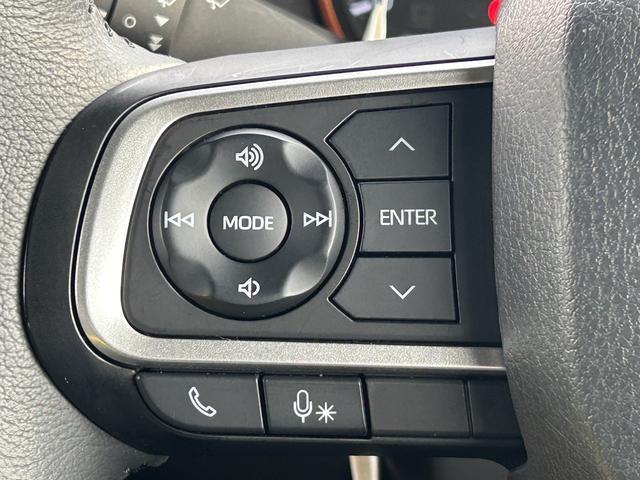 ナビゲーションの装着でステアリングホイール左側のスイッチが操作ができます。オーディオの操作、切替が可能になり、運転しながらでも扱えるので、とても便利です♪