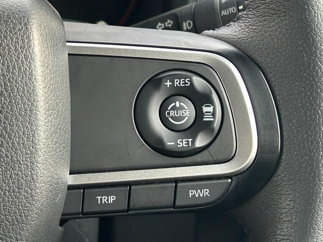 全車速追従機能付きアダプティブクルーズコントロールの操作スイッチです。遠出のお出かけで使用する高速道路の運転が楽になって疲労軽減につながる大変便利な機能です！
