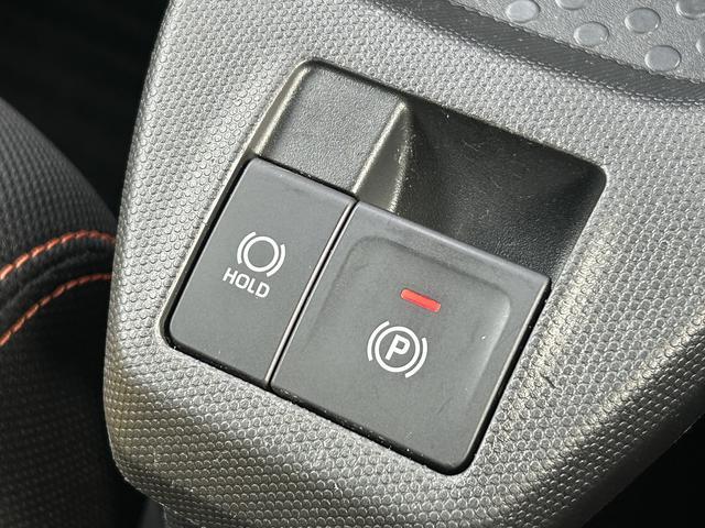 便利で快適な電動パーキングブレーキを装備！停車したときにブレーキペダルから足を離しても停車を維持する、ホールド機能が付いています。渋滞時など、ずっとブレーキペダルを踏んでいなくても良いので運転が楽に♪