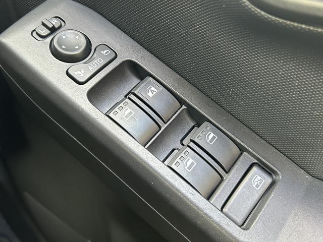 運転席ドアのウインドウ操作スイッチです。すべてのウインドウの開閉操作が可能です。また、ドアミラーはオート開閉なので、ドアロックで自動で閉じ、エンジンスタートで自動で開きます。