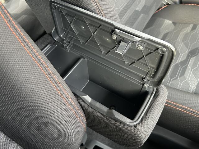 アームレストコンソール装備