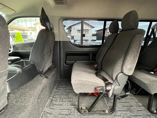ハイエースワゴン ＧＬ　リフトアップ　４ＷＤ　ＲＡＹＳ１６ＡＷ　マッドタイヤ　社外バンパーガード　オーバーフェンダー　社外ＳＤナビ　バックモニター　後席モニター　パワスラ　ＥＴＣ（15枚目）