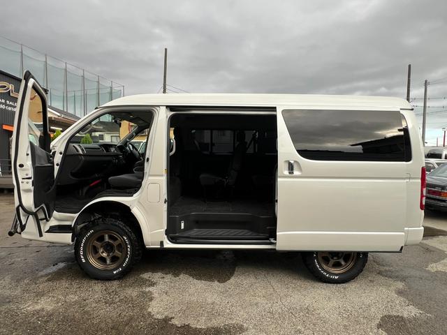 ハイエースワゴン ＧＬ　リフトアップ　４ＷＤ　ＲＡＹＳ１６ＡＷ　マッドタイヤ　社外バンパーガード　オーバーフェンダー　社外ＳＤナビ　バックモニター　後席モニター　パワスラ　ＥＴＣ（33枚目）