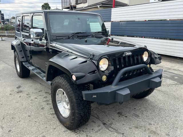 ジープ・ラングラーアンリミテッド スポーツ　社外バンパー　オーバーフェンダー　ＰＲＯＣＯＭＰ１６ＡＷ　マッドタイヤ　社外ＨＤＤナビ　ＥＴＣ　純正サイドカメラ　ＫＩＣＫＥＲスピーカー（2枚目）