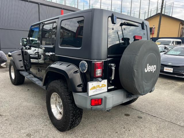 ジープ・ラングラーアンリミテッド スポーツ　社外バンパー　オーバーフェンダー　ＰＲＯＣＯＭＰ１６ＡＷ　マッドタイヤ　社外ＨＤＤナビ　ＥＴＣ　純正サイドカメラ　ＫＩＣＫＥＲスピーカー（4枚目）