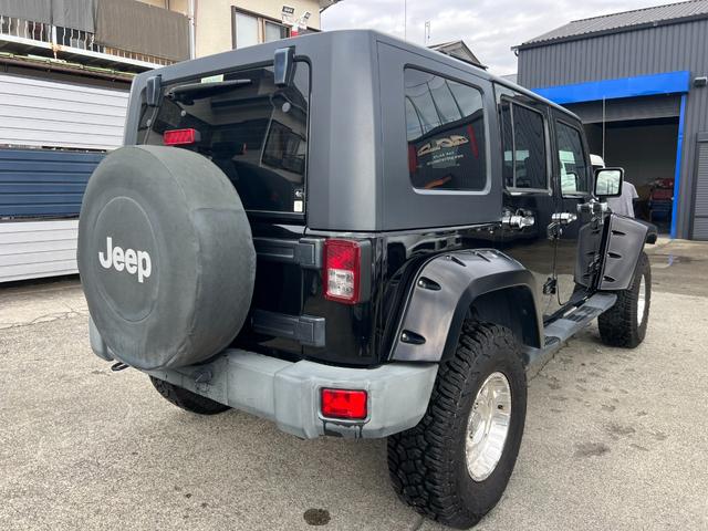 ジープ・ラングラーアンリミテッド スポーツ　社外バンパー　オーバーフェンダー　ＰＲＯＣＯＭＰ１６ＡＷ　マッドタイヤ　社外ＨＤＤナビ　ＥＴＣ　純正サイドカメラ　ＫＩＣＫＥＲスピーカー（6枚目）