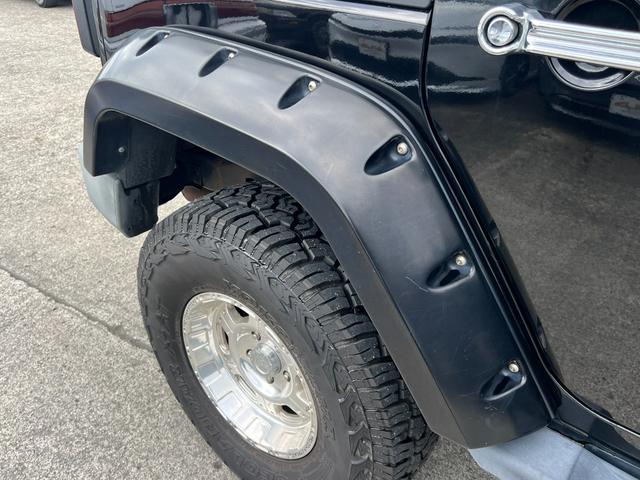 ジープ・ラングラーアンリミテッド スポーツ　社外バンパー　オーバーフェンダー　ＰＲＯＣＯＭＰ１６ＡＷ　マッドタイヤ　社外ＨＤＤナビ　ＥＴＣ　純正サイドカメラ　ＫＩＣＫＥＲスピーカー（9枚目）