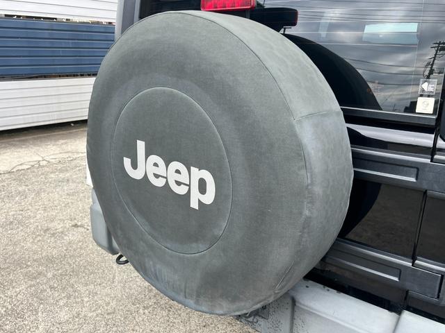 ジープ・ラングラーアンリミテッド スポーツ　社外バンパー　オーバーフェンダー　ＰＲＯＣＯＭＰ１６ＡＷ　マッドタイヤ　社外ＨＤＤナビ　ＥＴＣ　純正サイドカメラ　ＫＩＣＫＥＲスピーカー（10枚目）