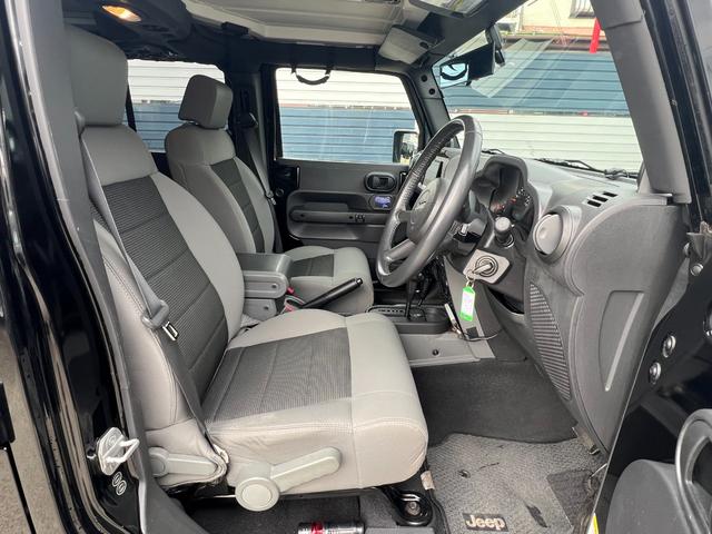 ジープ・ラングラーアンリミテッド スポーツ　社外バンパー　オーバーフェンダー　ＰＲＯＣＯＭＰ１６ＡＷ　マッドタイヤ　社外ＨＤＤナビ　ＥＴＣ　純正サイドカメラ　ＫＩＣＫＥＲスピーカー（12枚目）