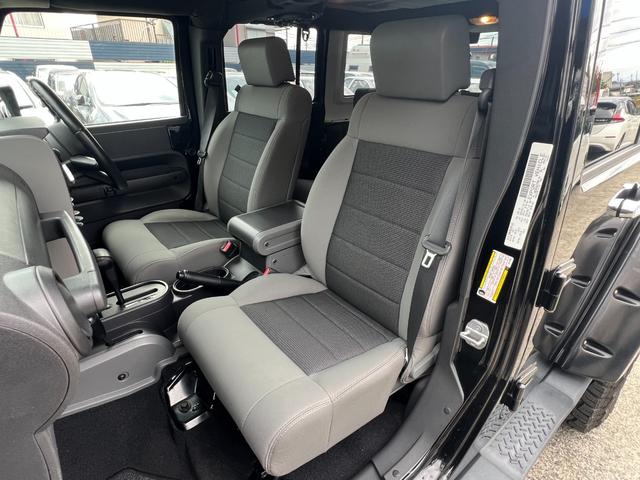 ジープ・ラングラーアンリミテッド スポーツ　社外バンパー　オーバーフェンダー　ＰＲＯＣＯＭＰ１６ＡＷ　マッドタイヤ　社外ＨＤＤナビ　ＥＴＣ　純正サイドカメラ　ＫＩＣＫＥＲスピーカー（13枚目）