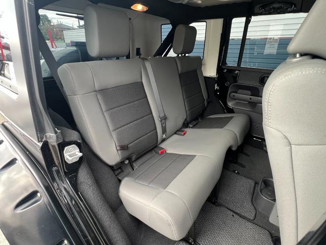 ジープ・ラングラーアンリミテッド スポーツ　社外バンパー　オーバーフェンダー　ＰＲＯＣＯＭＰ１６ＡＷ　マッドタイヤ　社外ＨＤＤナビ　ＥＴＣ　純正サイドカメラ　ＫＩＣＫＥＲスピーカー（15枚目）