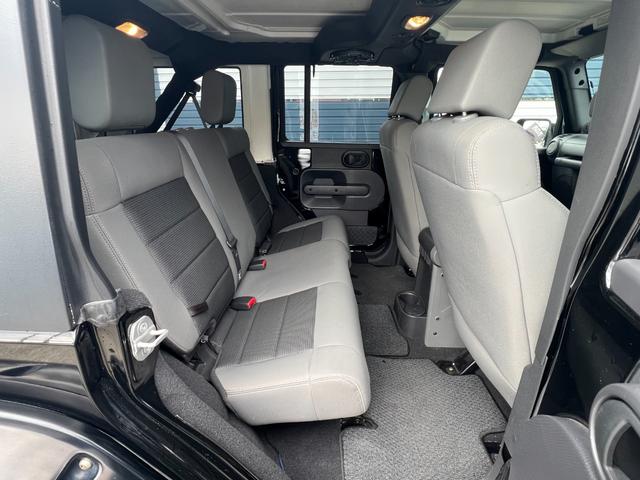 ジープ・ラングラーアンリミテッド スポーツ　社外バンパー　オーバーフェンダー　ＰＲＯＣＯＭＰ１６ＡＷ　マッドタイヤ　社外ＨＤＤナビ　ＥＴＣ　純正サイドカメラ　ＫＩＣＫＥＲスピーカー（16枚目）