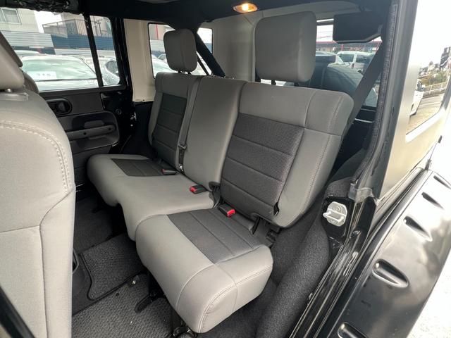 ジープ・ラングラーアンリミテッド スポーツ　社外バンパー　オーバーフェンダー　ＰＲＯＣＯＭＰ１６ＡＷ　マッドタイヤ　社外ＨＤＤナビ　ＥＴＣ　純正サイドカメラ　ＫＩＣＫＥＲスピーカー（17枚目）