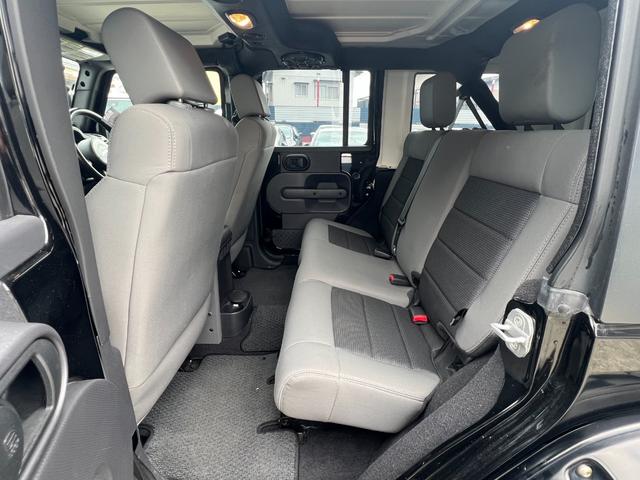 ジープ・ラングラーアンリミテッド スポーツ　社外バンパー　オーバーフェンダー　ＰＲＯＣＯＭＰ１６ＡＷ　マッドタイヤ　社外ＨＤＤナビ　ＥＴＣ　純正サイドカメラ　ＫＩＣＫＥＲスピーカー（18枚目）