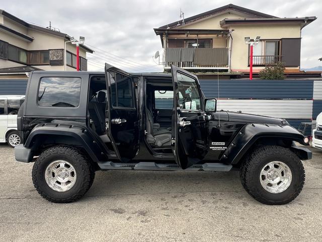 ジープ・ラングラーアンリミテッド スポーツ　社外バンパー　オーバーフェンダー　ＰＲＯＣＯＭＰ１６ＡＷ　マッドタイヤ　社外ＨＤＤナビ　ＥＴＣ　純正サイドカメラ　ＫＩＣＫＥＲスピーカー（29枚目）