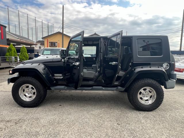 ジープ・ラングラーアンリミテッド スポーツ　社外バンパー　オーバーフェンダー　ＰＲＯＣＯＭＰ１６ＡＷ　マッドタイヤ　社外ＨＤＤナビ　ＥＴＣ　純正サイドカメラ　ＫＩＣＫＥＲスピーカー（31枚目）