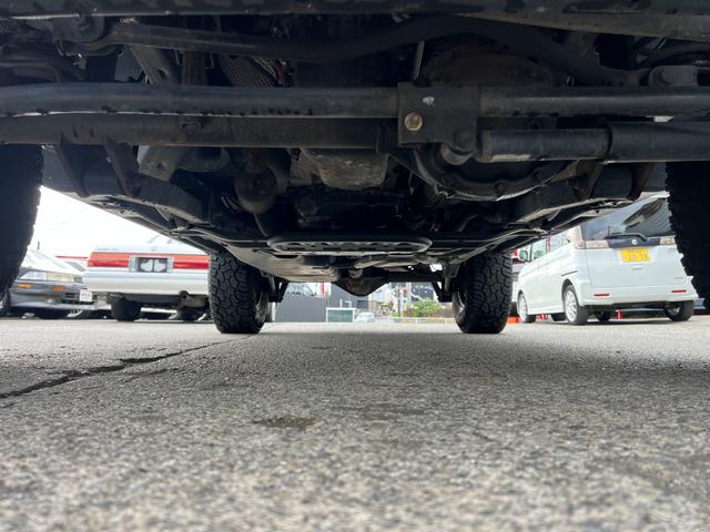 ジープ・ラングラーアンリミテッド スポーツ　社外バンパー　オーバーフェンダー　ＰＲＯＣＯＭＰ１６ＡＷ　マッドタイヤ　社外ＨＤＤナビ　ＥＴＣ　純正サイドカメラ　ＫＩＣＫＥＲスピーカー（35枚目）