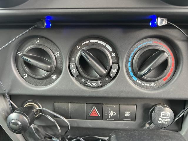 ジープ・ラングラーアンリミテッド スポーツ　社外バンパー　オーバーフェンダー　ＰＲＯＣＯＭＰ１６ＡＷ　マッドタイヤ　社外ＨＤＤナビ　ＥＴＣ　純正サイドカメラ　ＫＩＣＫＥＲスピーカー（39枚目）