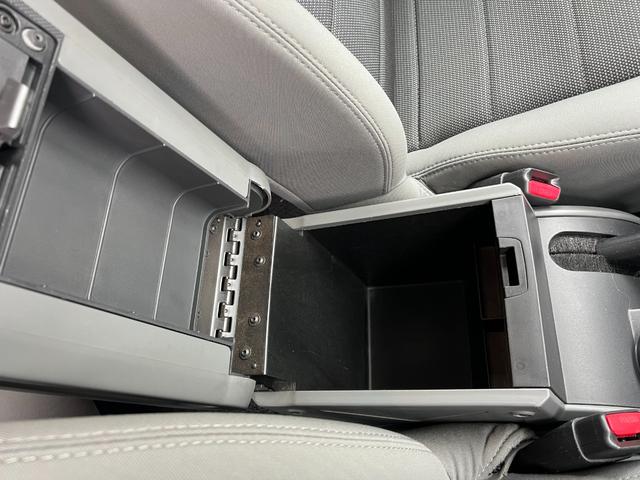 ジープ・ラングラーアンリミテッド スポーツ　社外バンパー　オーバーフェンダー　ＰＲＯＣＯＭＰ１６ＡＷ　マッドタイヤ　社外ＨＤＤナビ　ＥＴＣ　純正サイドカメラ　ＫＩＣＫＥＲスピーカー（44枚目）