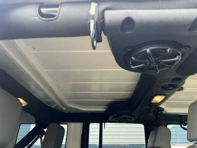 ジープ・ラングラーアンリミテッド スポーツ　社外バンパー　オーバーフェンダー　ＰＲＯＣＯＭＰ１６ＡＷ　マッドタイヤ　社外ＨＤＤナビ　ＥＴＣ　純正サイドカメラ　ＫＩＣＫＥＲスピーカー（49枚目）