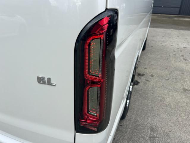 ハイエースワゴン ＧＬ　内装架装　ベッドキット　社外１８ＡＷ　オーバーフェンダー　ローダウン　社外テール　社外１１型ナビ　バックモニター　１０．２型後席モニター　ドラレコ付デジタルインナーミラー　ＥＴＣ　パワスラ社外レーダー（9枚目）