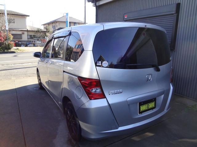 フリード Ｇ　ジャストセレクション　純正ナビ　ＴＶ　後席モニター　キーレス　バックカメラ　ＥＴＣ　片側パワースライド（6枚目）