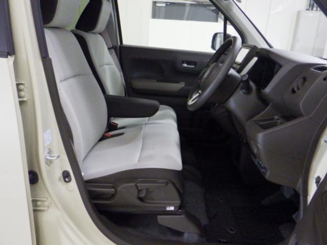 体全体を包み込むようなおおらかなデザインに。ふっくらとした厚みでほどよく沈み込み、乗る人の姿勢を安定させます。安心とくつろぎを感じられる形にこだわりました