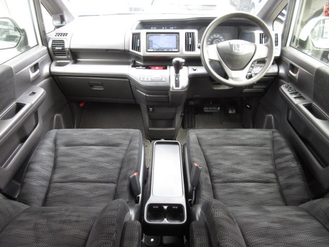 ステップワゴン GEセレクション 禁煙 カロッツェリアナビ Rカメラ 両側電動ドア Bluetooth ミュージックサーバー アイドリングストップ 横滑防止装置 デュアルエアバッグ 三列シート キーレスエントリーキー ワンオーナー車(9枚目)