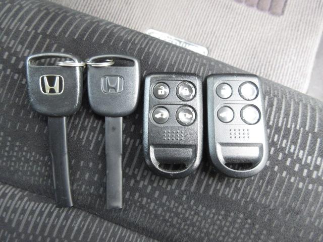 ステップワゴン GEセレクション 禁煙 カロッツェリアナビ Rカメラ 両側電動ドア Bluetooth ミュージックサーバー アイドリングストップ 横滑防止装置 デュアルエアバッグ 三列シート キーレスエントリーキー ワンオーナー車(13枚目)