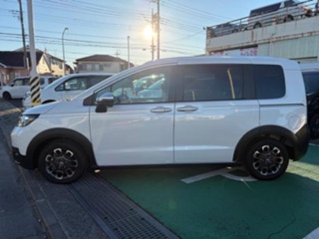 フリード クロスター 禁煙車 9インチナビ フルセグTV USB接続 Bluetooth接続 AppleCarPlay AndroidAuto フロントドラレコ LEDライト ETC ECONモード 地デジフルセグ ESC(5枚目)