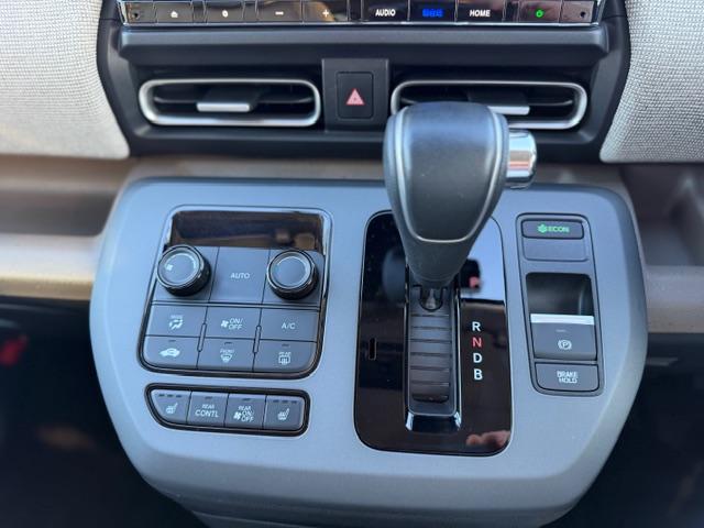 フリード e:HEVエアーEX 禁煙車 11.4インチナビ マルチビューカメラ USB接続 フルセグTV Bluetooth接続 ミュージックラック iPod リヤカメラ ブラインドスポット 360°カメラ 衝突軽減システム ソナー(11枚目)