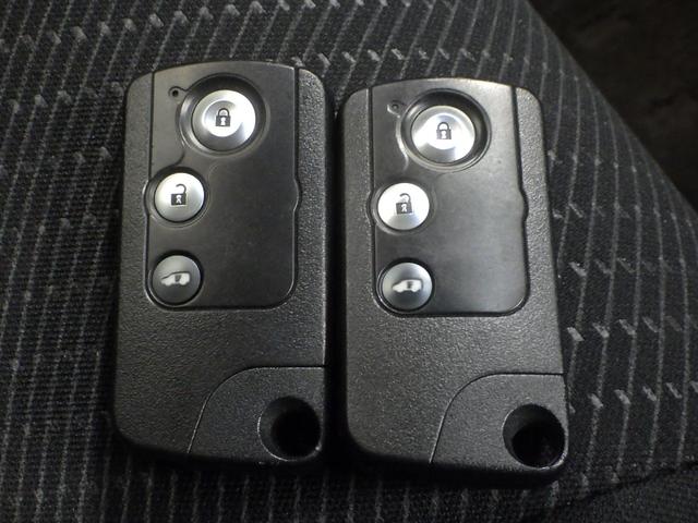 フリードハイブリッド ジャストセレクション 禁煙車ワンオーナー ナビ リアカメラ 片側電動スライドドア HIDヘッドライト 両側スライド片側電動ドア 横滑り防止機能 USB接続 記録簿 オートクルーズ エアバック ウォークスルー DVD再生可能(15枚目)